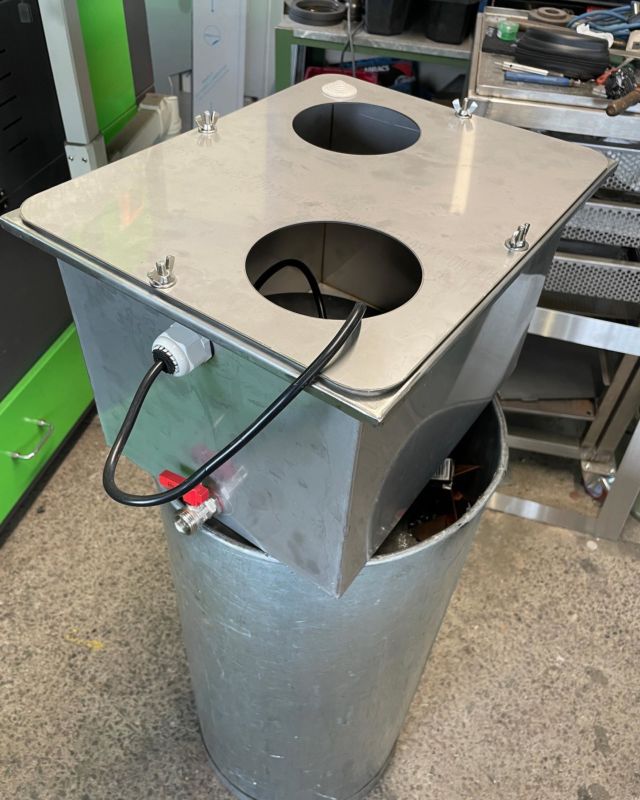 Custom stainless steel water tanks, with bespoke lid and fittings.
#bristol #sheetmetal #stainlesssteel #bespoke